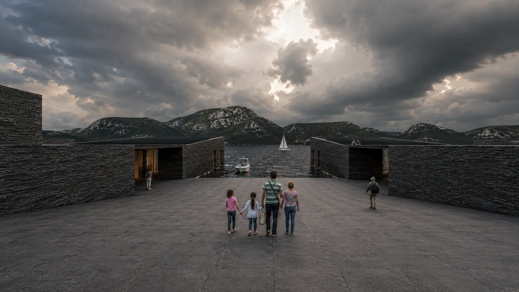 Centro de Visitantes en Valle de Bravo: muros de piedra oscura enmarcan la vista al lago bajo un cielo cargado.