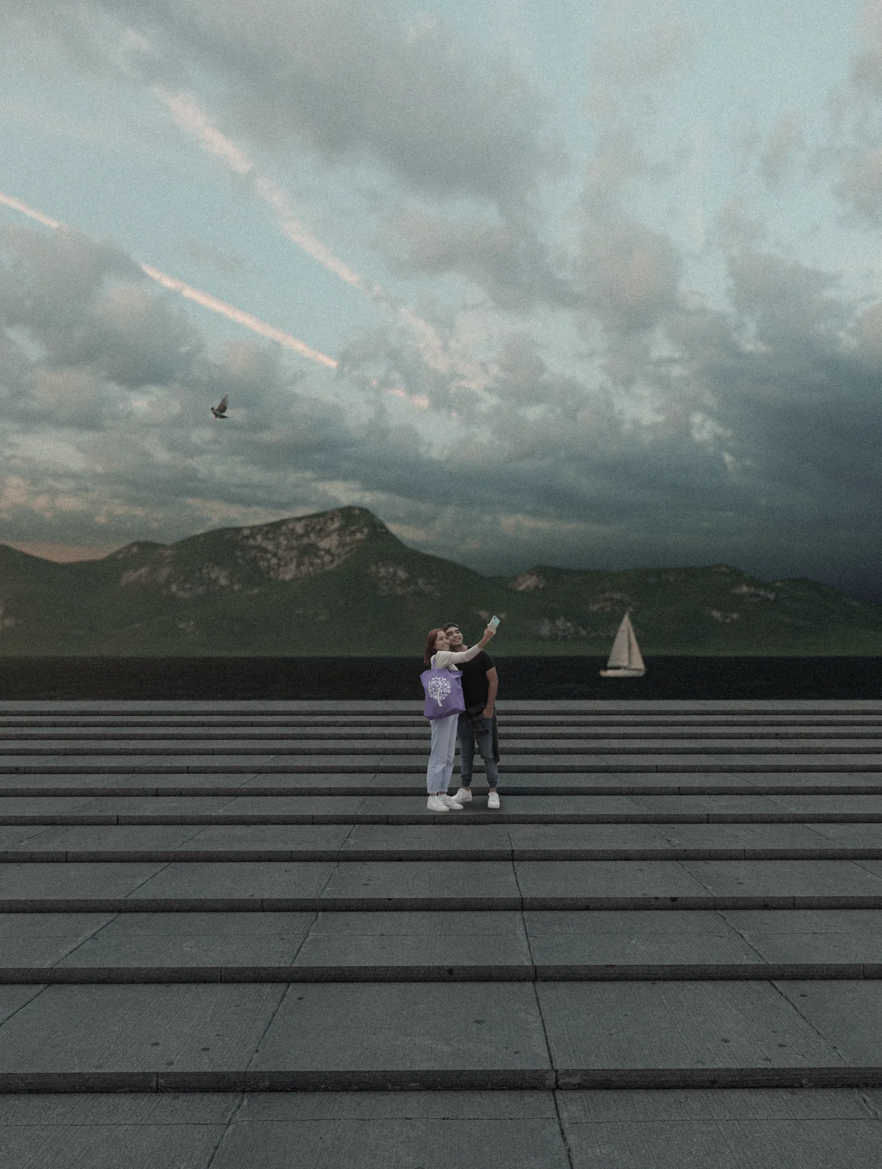 Imagen conceptual: dos figuras de pie sobre la plataforma escalonada frente al lago, con la montaña y un velero al fondo.
