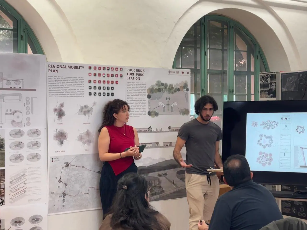 Presentación de los paneles del proyecto ante estudiantes y profesores en la University of Texas at Austin.